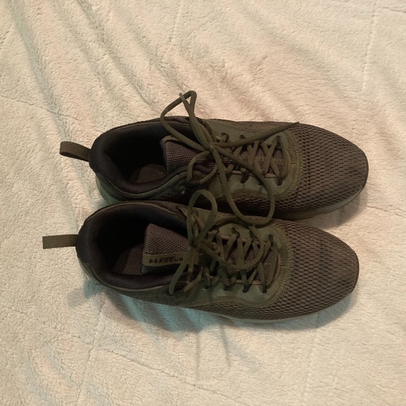MENS UNDER ARMOUR GREEN CHARGED FOCUS TRAINING SHOES! - Picture 9 of 9